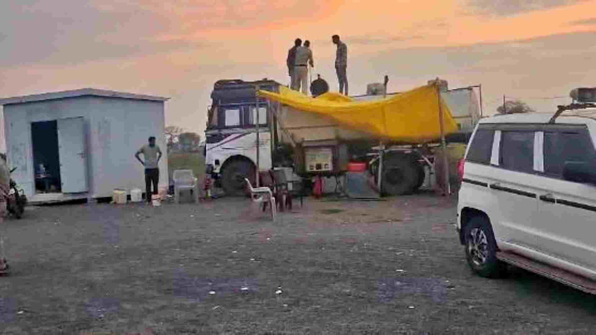 पकड़े गए टैंकर की जांच करती पुलिस टीम।