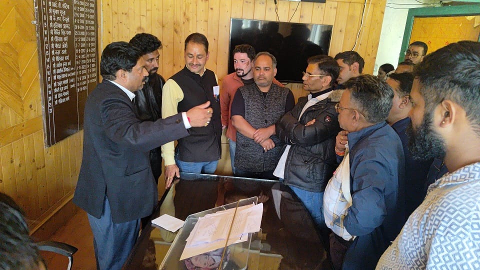 Retired workers clashed with Municipal Chairman and EO demanding payment of pending dues in nainital