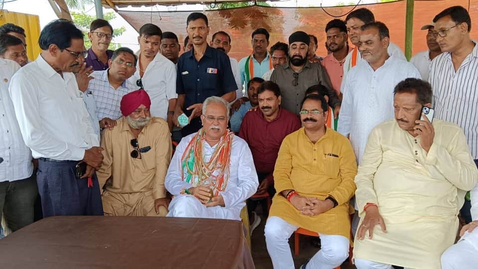 Bhupesh Baghel receives a grand welcome in Simga Chanderi government cornered on farmers and villagers problem