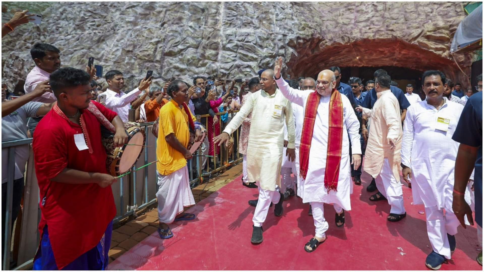 Home Minister dressed in the colors of Navratri in Kolkata... Political rhetoric also between BJP-TMC
