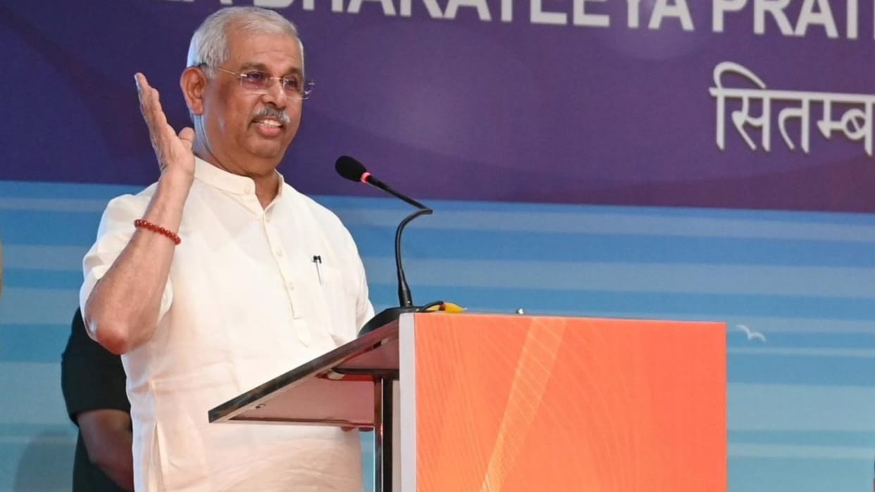 Critics of 'Gurupooja', 'Bharat Mata' are fake Sabarimala devotees: Kerala Guv