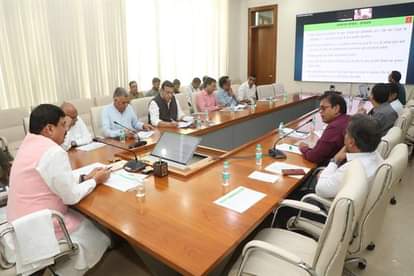 सीएम डॉ. मोहन यादव समत्व भवन में बैठक लेते हुए