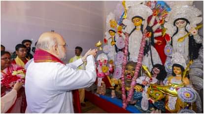 दुर्गा पूजा पंडाल में आरती करते गृह मंत्री अमित शाह।