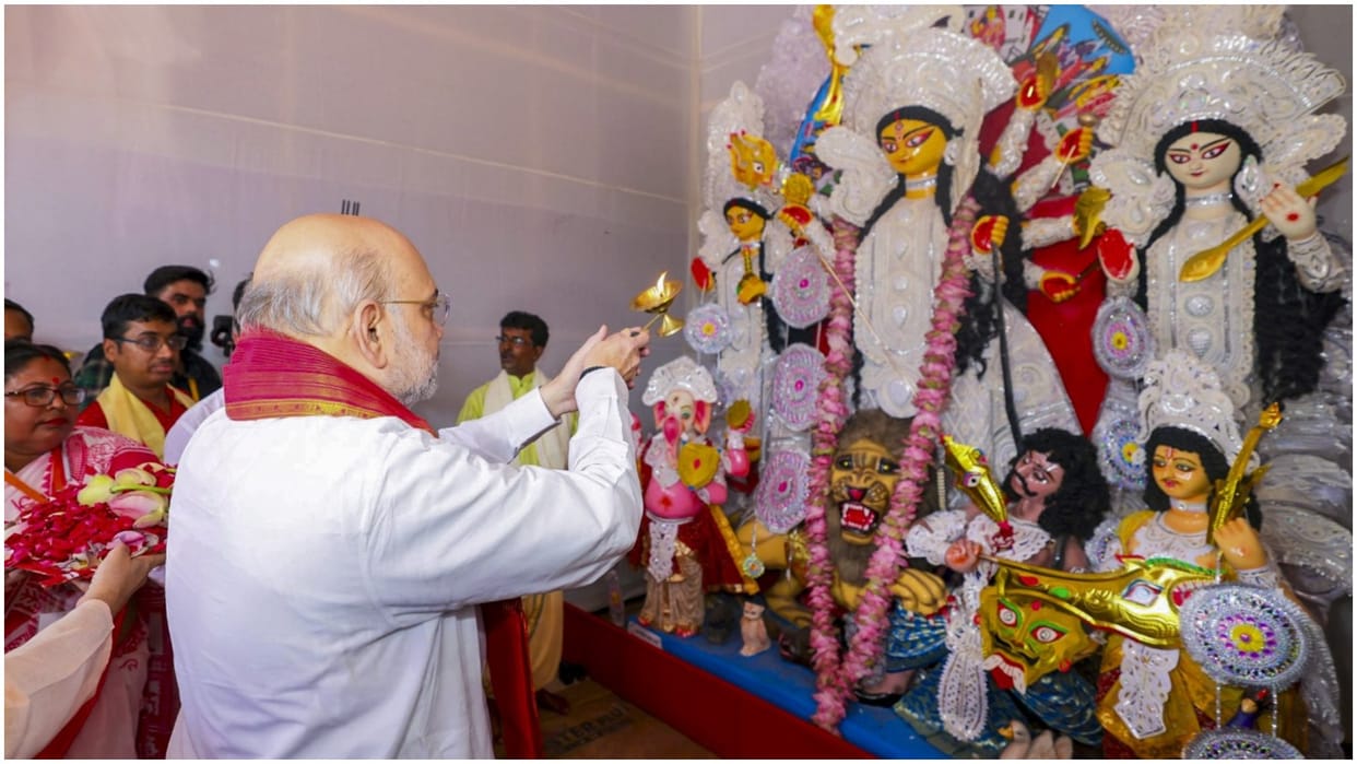 Home Minister dressed in the colors of Navratri in Kolkata... Political rhetoric also between BJP-TMC