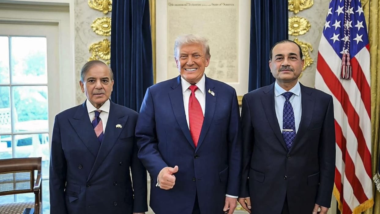 Six years later Pakistani PM enters the White House Shehbaz sharif asim Munir bow before Trump
