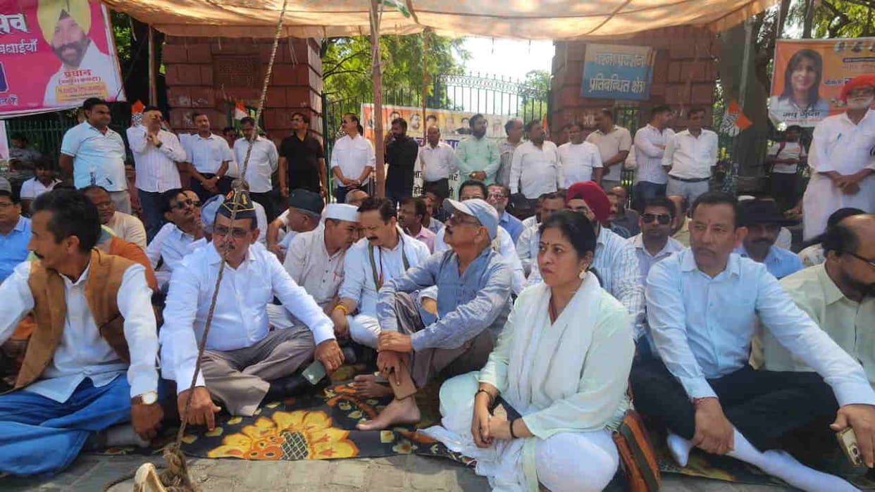 UKSSSC paper leak case Congress protests unemployed union protest also continues Uttarakhand News in hindi