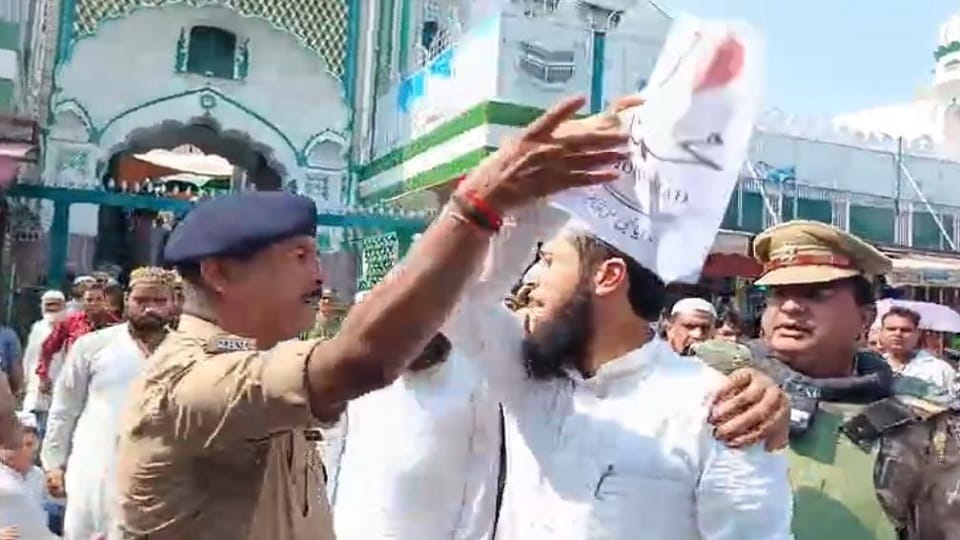 UP: 'I Love Mohammed' poster waved after Friday prayers in Saharanpur, police immediately caught it