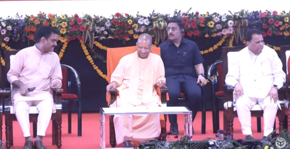 CM Yogi Adityanath distributes the scholorships to students.