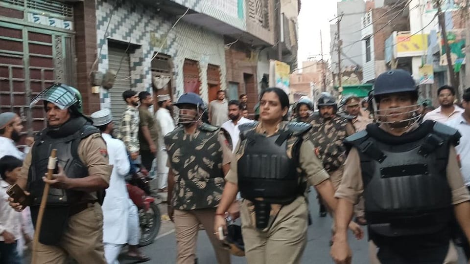 Agra: Crowds took to the streets as soon as the posters were removed