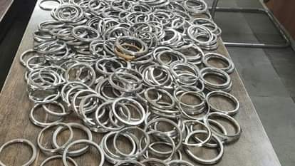 1700 स्टील के चूड़े जब्त