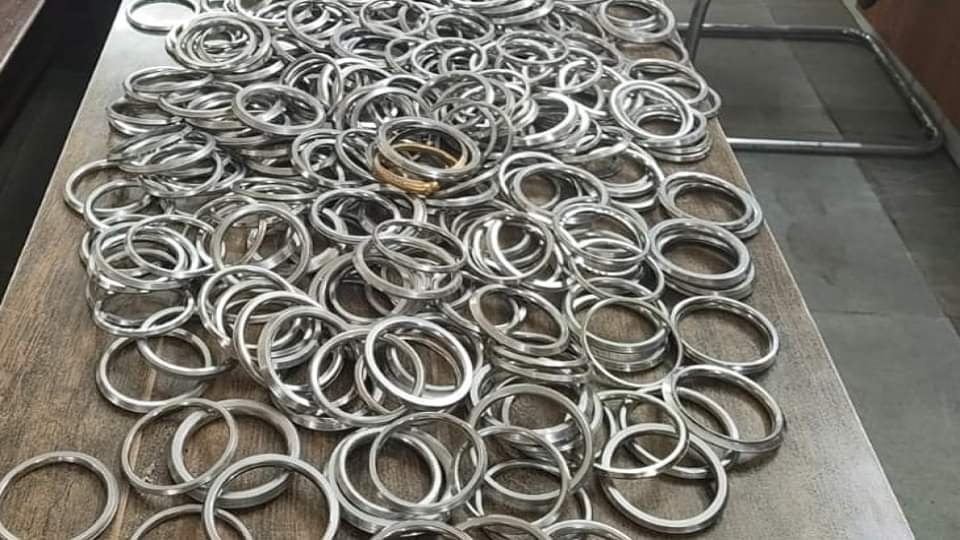 1700 स्टील के चूड़े जब्त