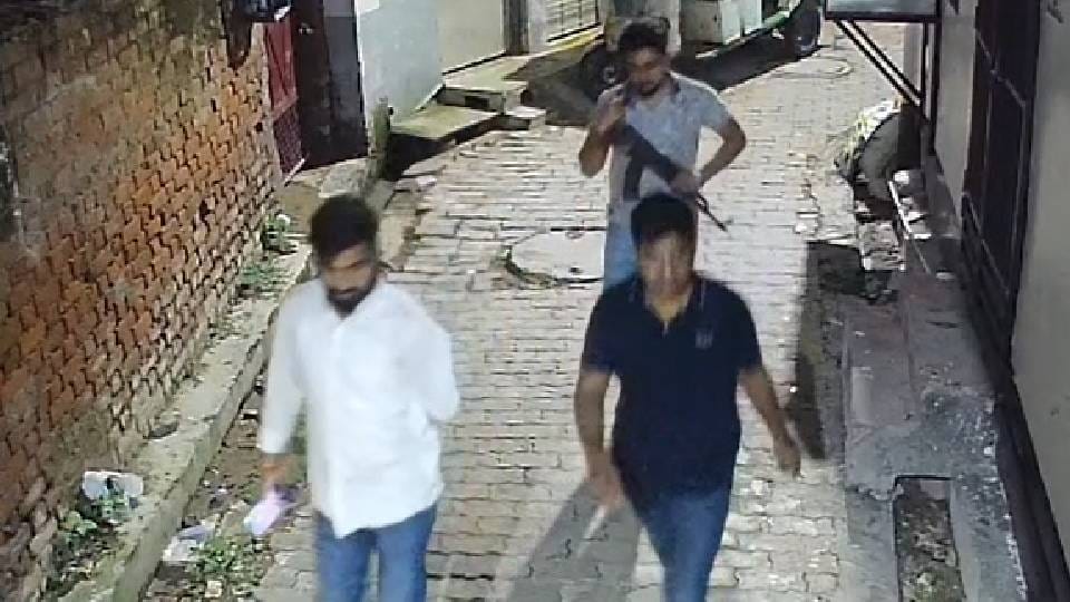 young men roaming colony at midnight with AK-47 In Lucknow this reality has come to light