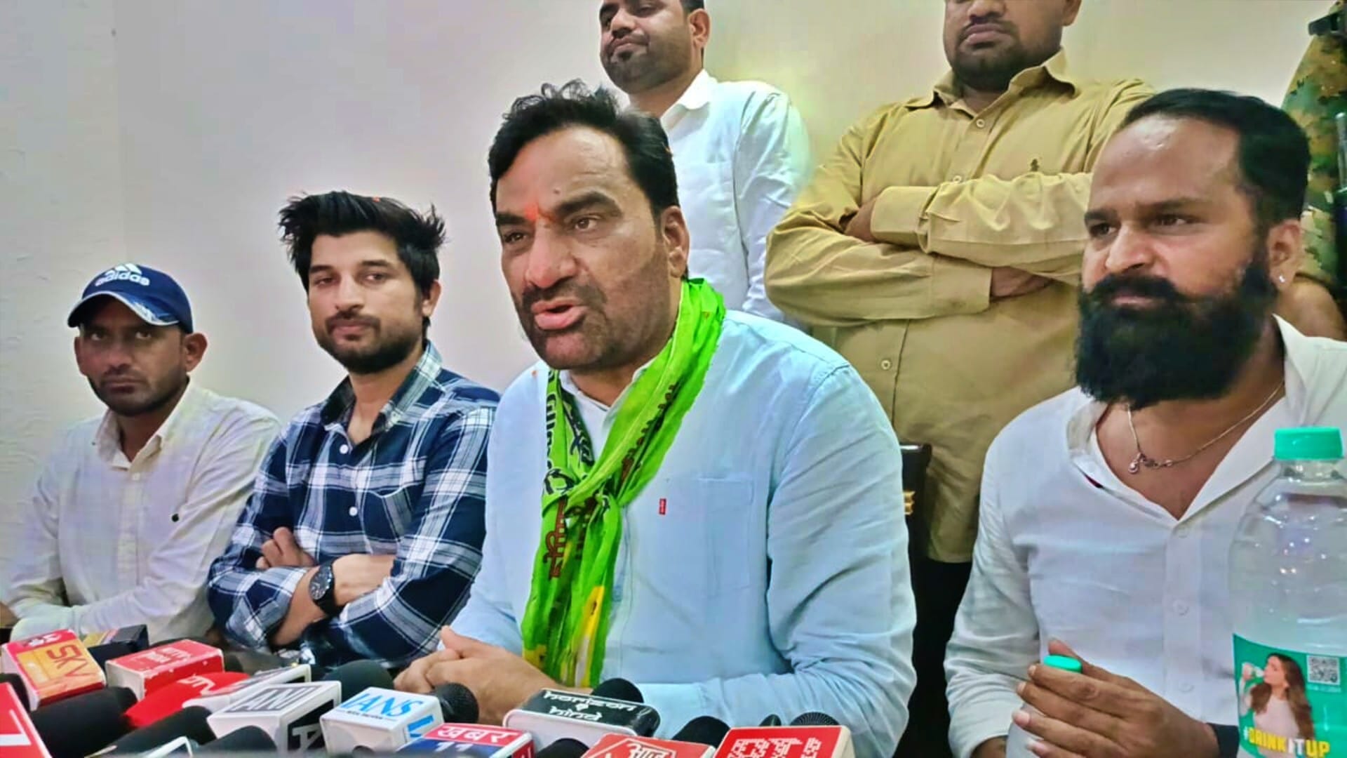प्रेसवार्ता के दौरान हनुमान बेनीवाल तथा अन्य