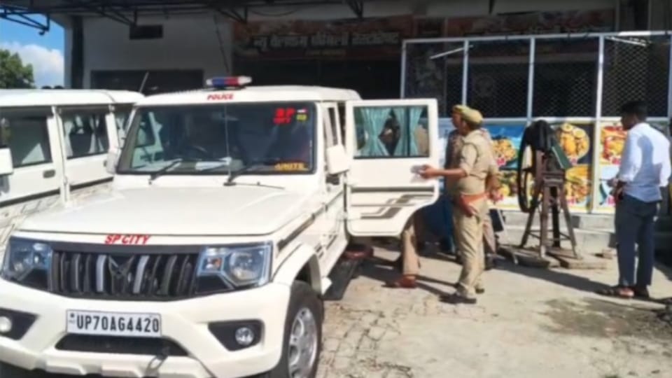Father shoots daughter and her friend in Azamgarh, daughter dies