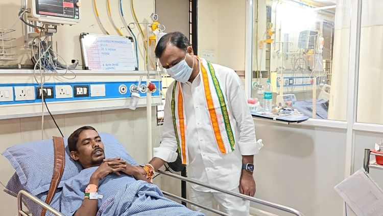 रायपुर स्टील प्लांट हादसे में घायलों से मिले बैज: बोले-मृतकों को एक करोड़ और घायलों को मिले 50 लाख रु का मुआवजा