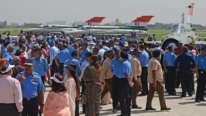 मिग 21 की विदाई के  लिए चंडीगढ़ एयरफोर्स स्टेशन पहुंचे लोग।