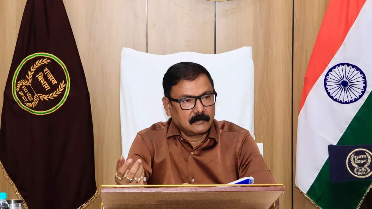 डीएम अविनाश सिंह ने की कार्रवाई