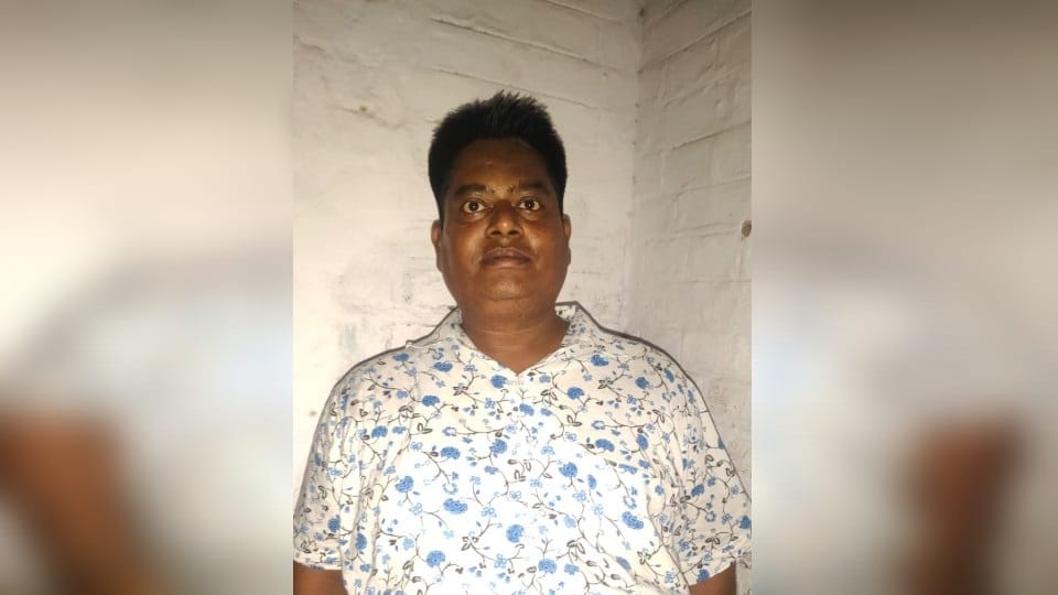 anti corruption bureau team caught clerk demanding bribe from Anganwadi worker in firozabad