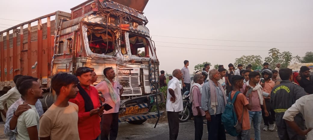 accident in Kasganj collision between truck and bus