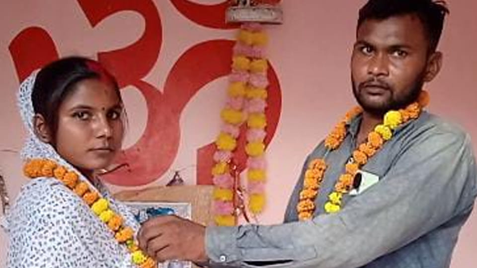 Fatehpur: couple took the vows at a police station, people blessed them