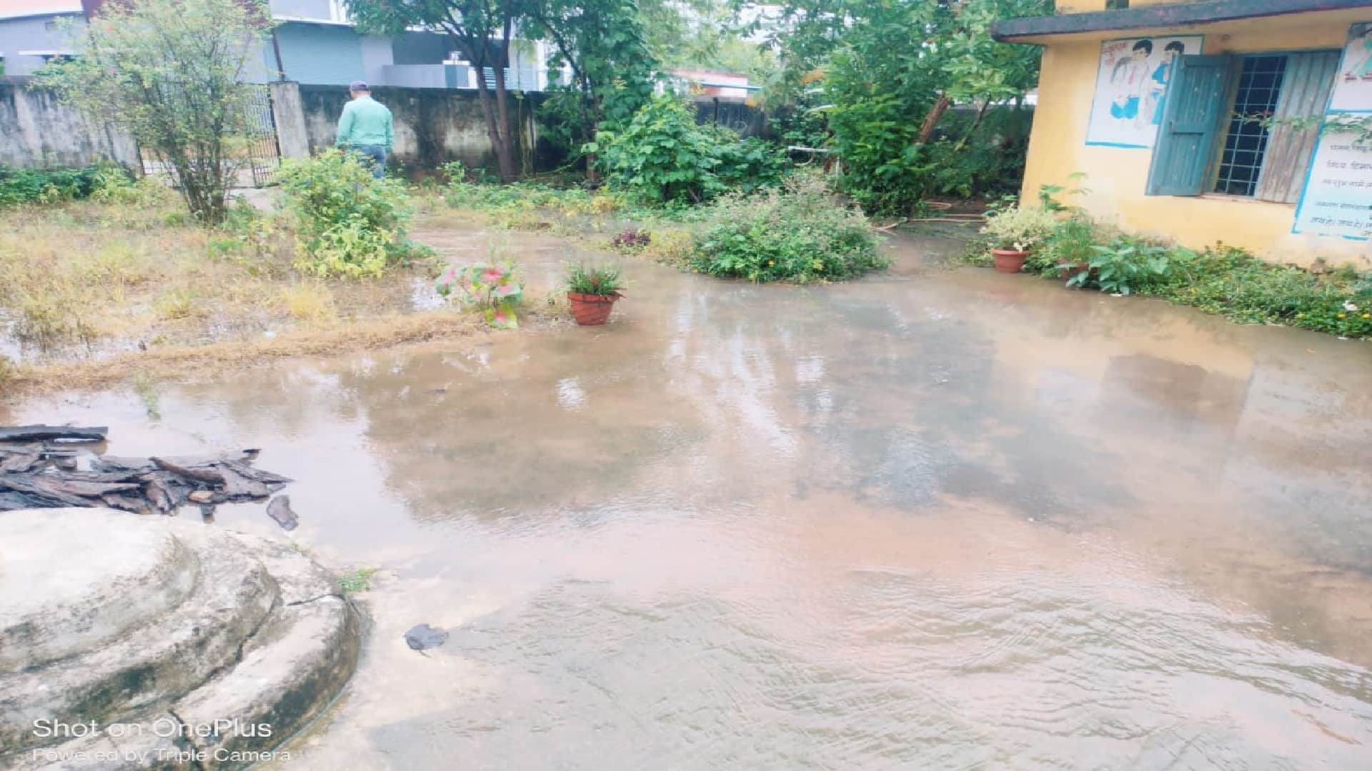 आंगनबाड़ी-प्राथमिक शाला पानी में डूबी