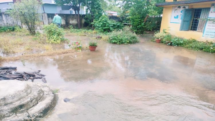 CG: लगातार बारिश से आंगनबाड़ी-प्राथमिक शाला में भरा पानी, बच्चों की सुरक्षा को खतरा, ग्रामीणों ने जताई चिंता