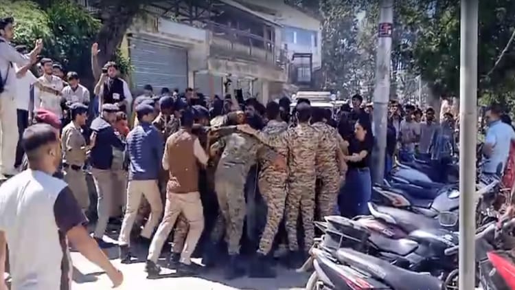 Shimla: एसएफआई ने किया ईसी सदस्य हरीश जनारथा का घेराव, धक्का-मुक्की में कुछ कार्यकर्ताओं को आईं चोटें