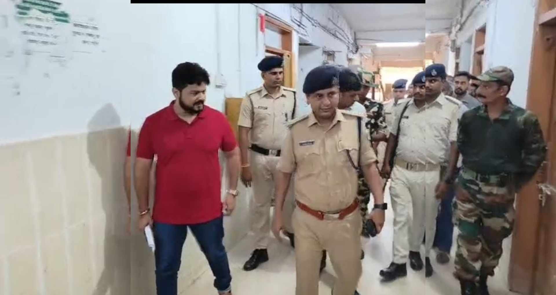 जांच करते पुलिस कर्मी