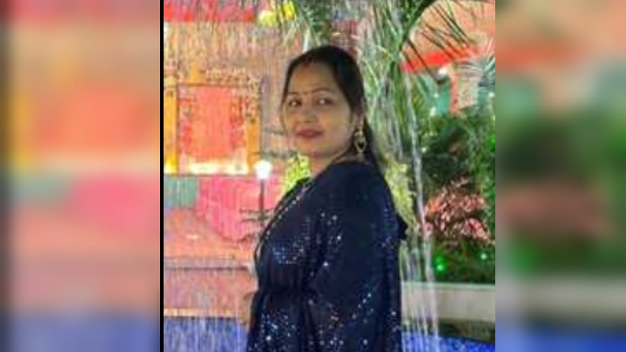 Wife of JE of Electricity Department dies in road accident, car collides with truck in Phulpur