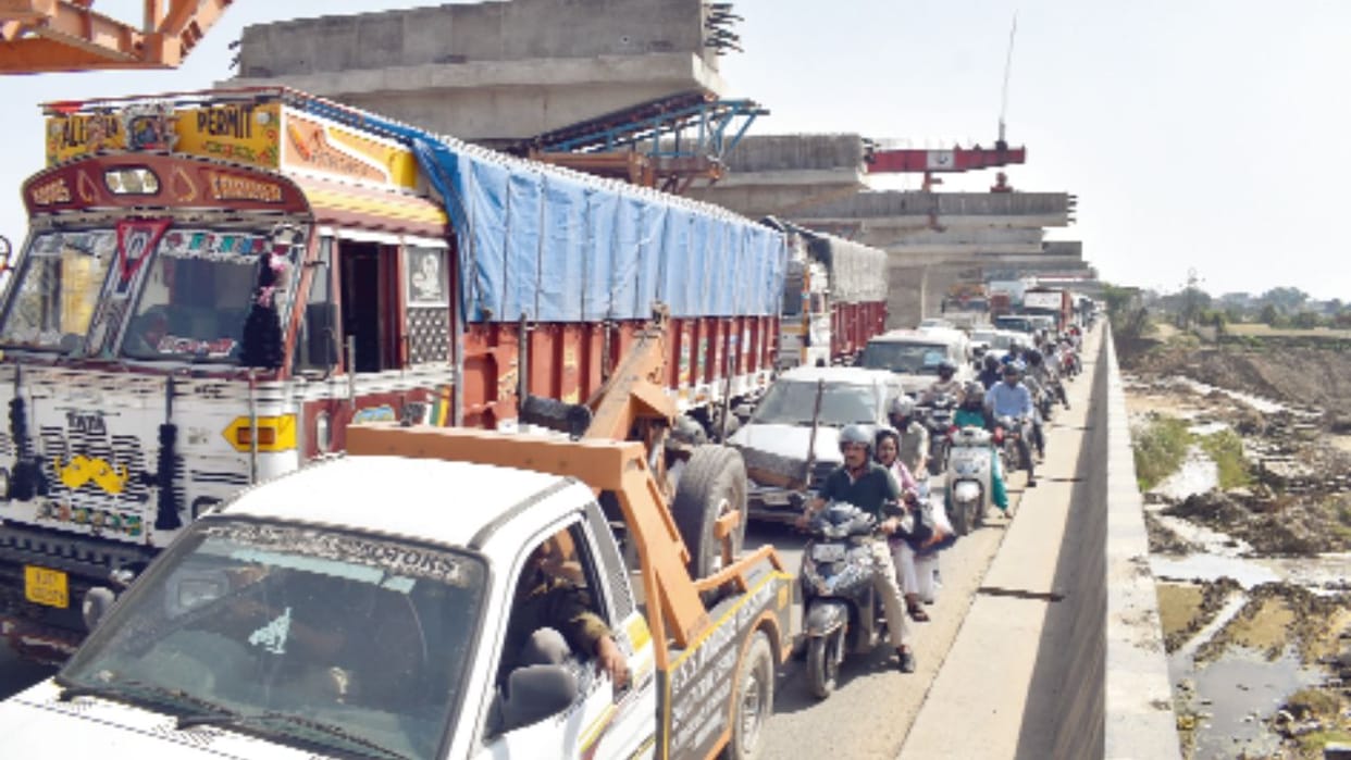 Traffic jam halts speed in Jammu, vehicles crawl on the highway