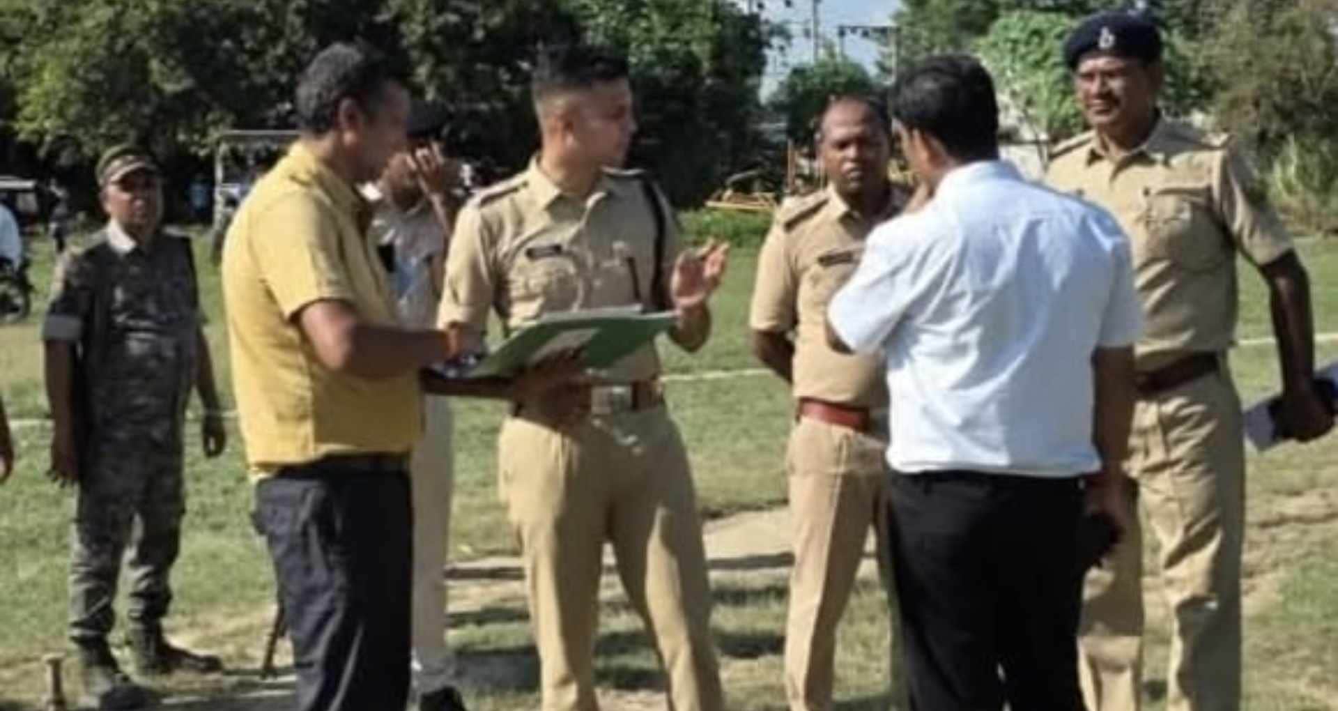 जायजा लेते पुलिसकर्मी
