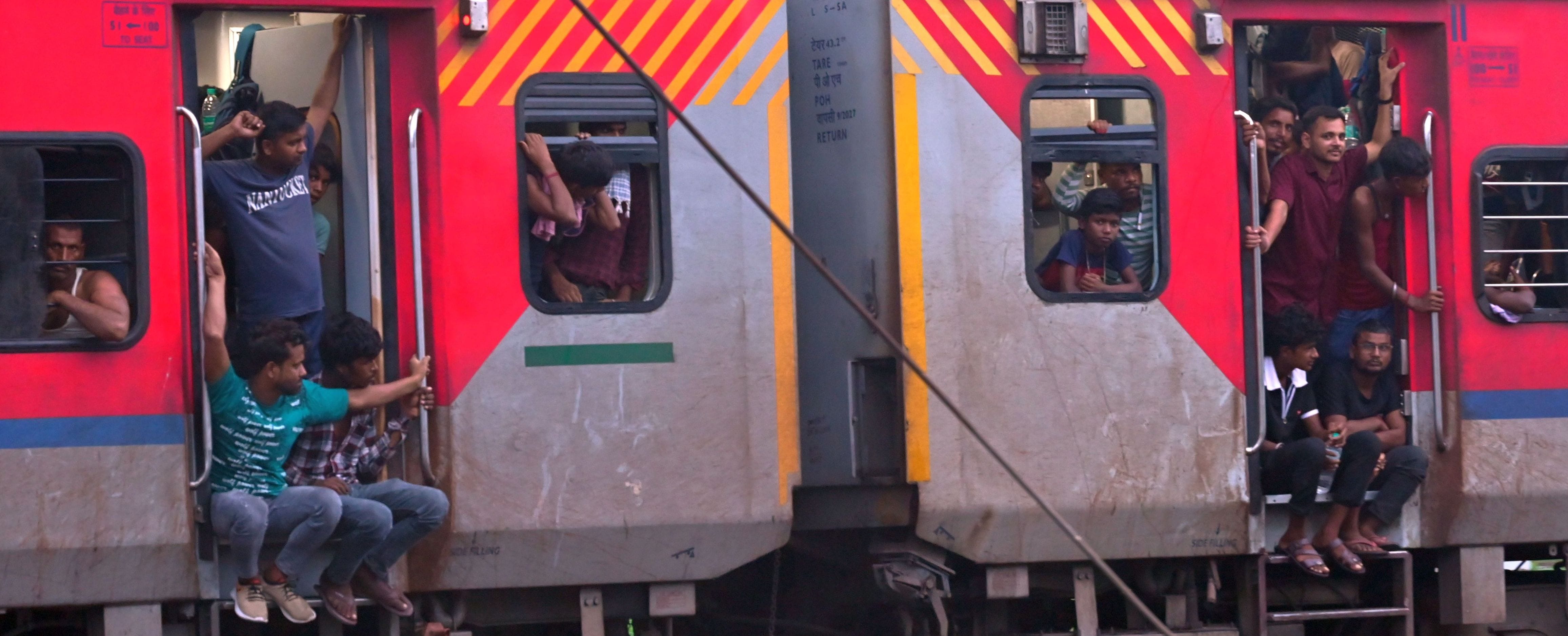 Kanpur Vendors occupy train coaches passengers in toilets said they abuse on protest read the report