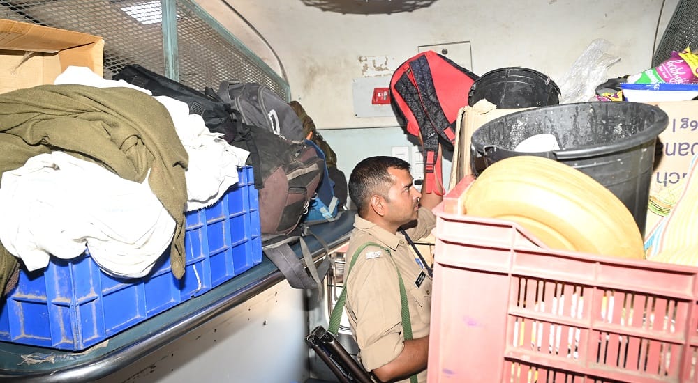Kanpur Vendors occupy train coaches passengers in toilets said they abuse on protest read the report