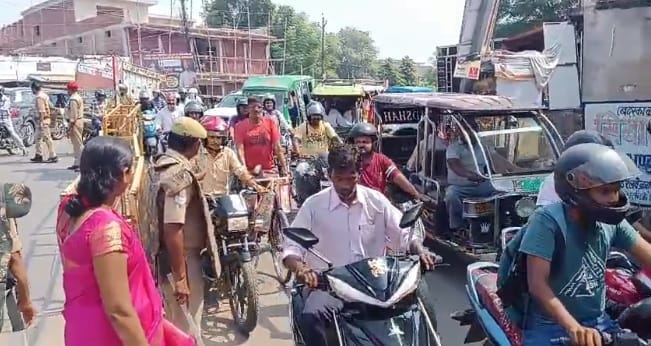 Kanpur One and a half hour jam on the new Ganga bridge ambulance stuck long queue of vehicles