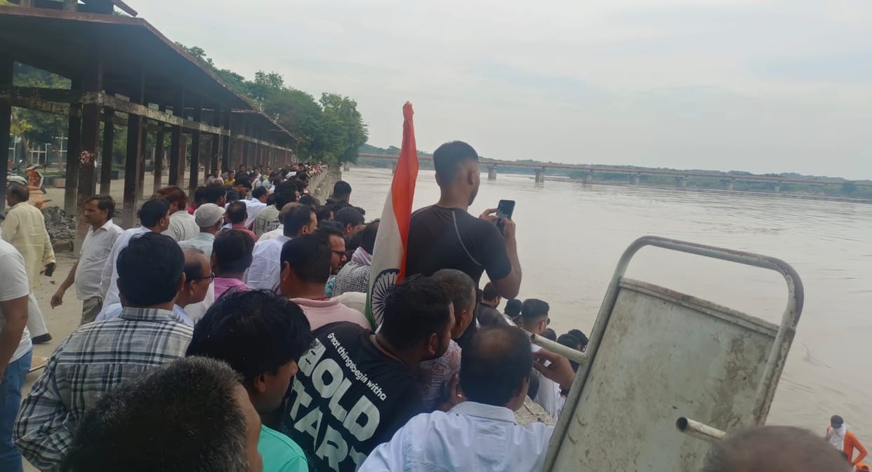 Etawah Body of municipal worker who jumped into Yamuna recovered two page suicide note alleging harassment