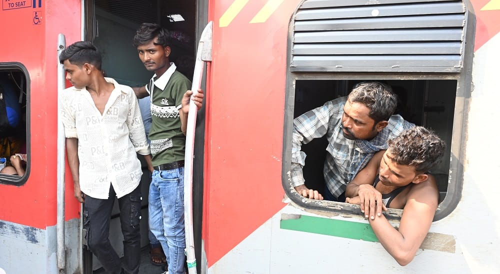 Kanpur Vendors occupy train coaches passengers in toilets said they abuse on protest read the report