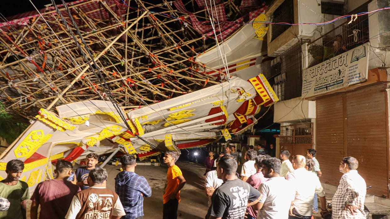 Prayagraj News: Cyclone and rain caused the gates of Durga Puja pandals to collapse, disrupting Ramlila