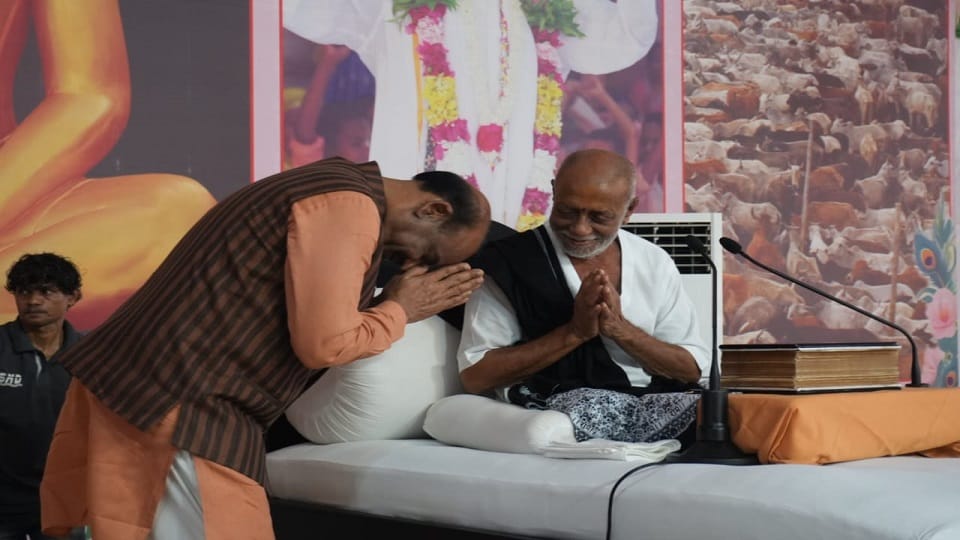 Om Birla Bows at Radha Rani Temple Seeks Blessings from Morari Bapu in Barsana