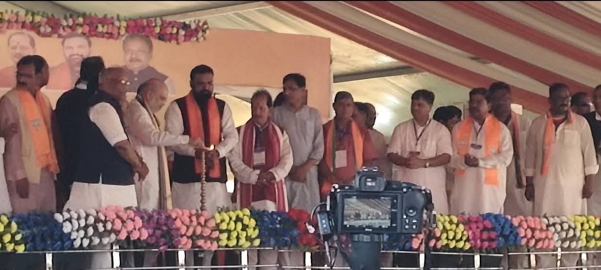 मंच पर अमित शाह के साथ बिहार के मंत्री