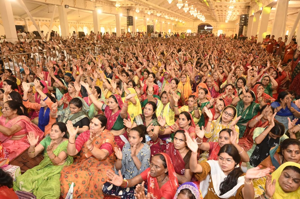 Indore: Crowds throng the state's biggest Navdurga festival, with urns being consecrated with one crore mantra