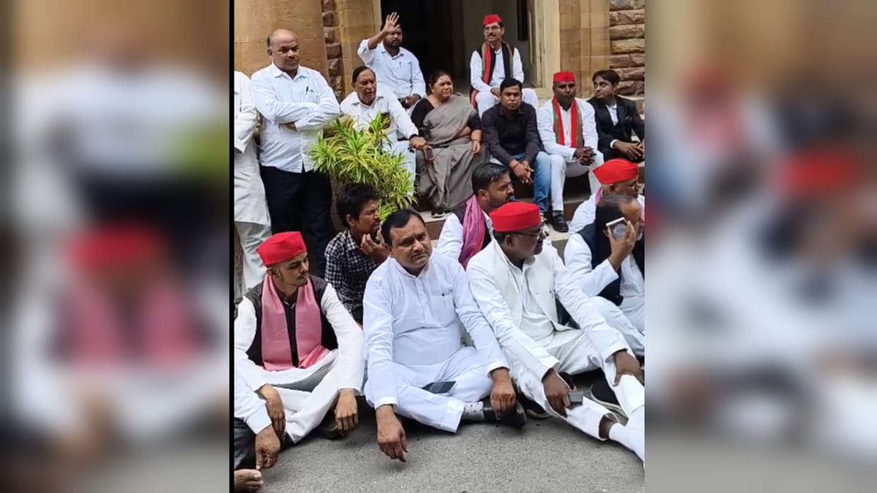 MLA and MLC, angry over the arrest of SP leader, staged a protest at the police headquarters