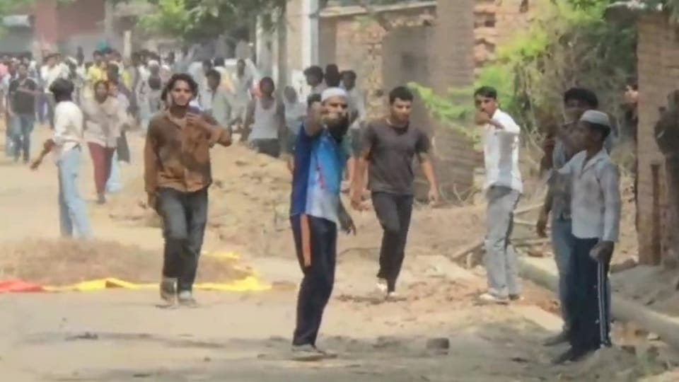 पुलिस पर पथराव और फायरिंग करती भीड़