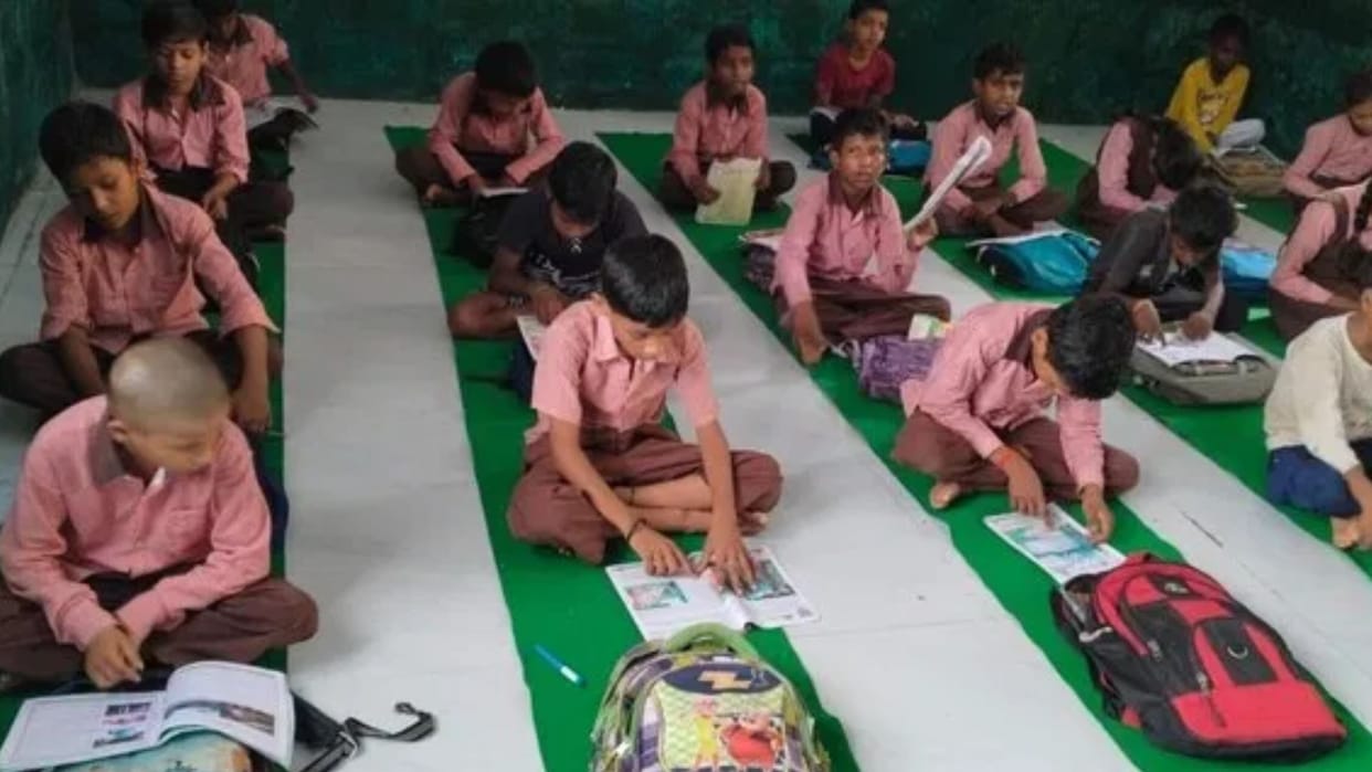 Children are studying sitting on the floor in more than a thousand schools