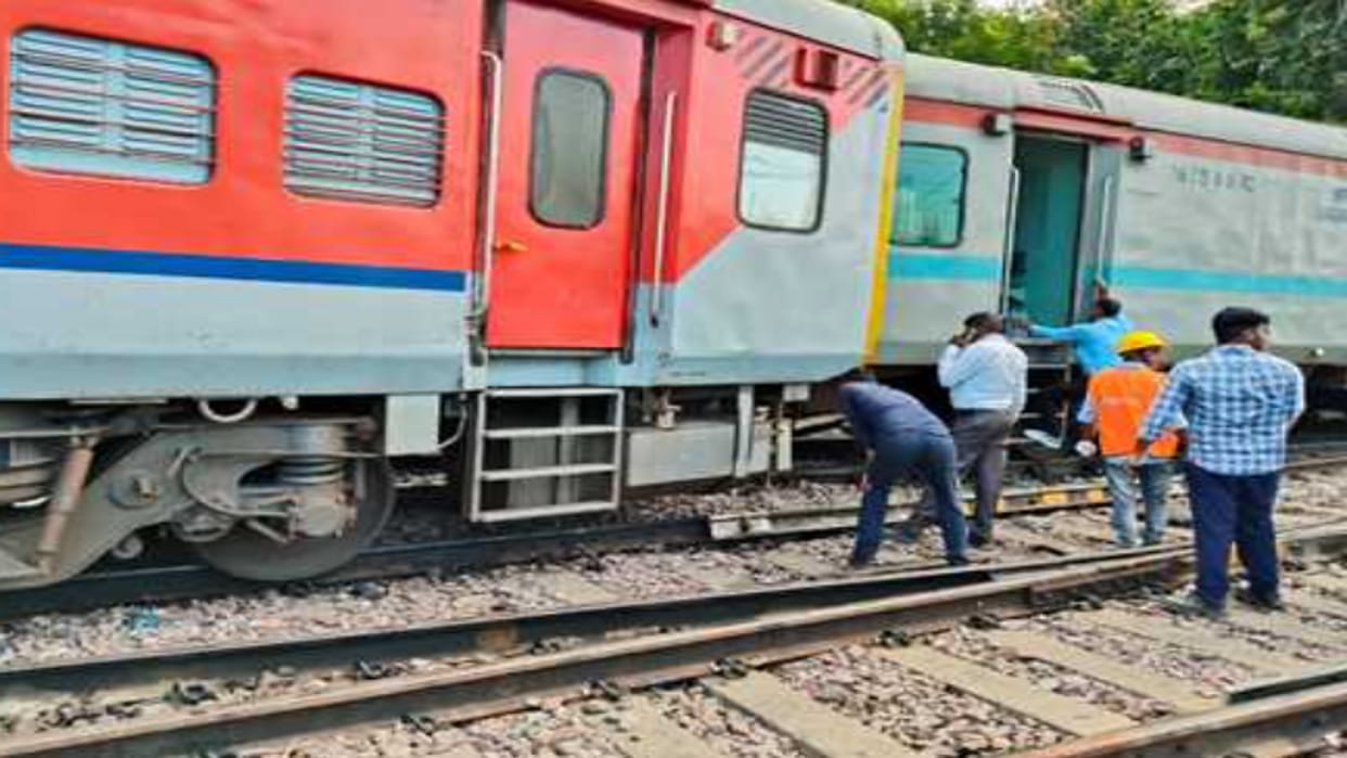 Special Prayagraj coach derailed in junction yard, delaying several trains including Kalindi.