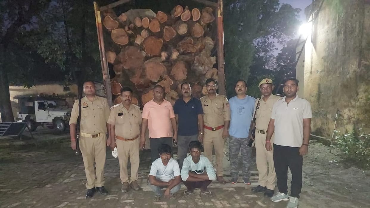 Forest department team caught truck carrying Khair wood on its way to Bareilly
