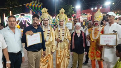 Kanpur: Ramlila actors stage a procession to protest the dilapidated road