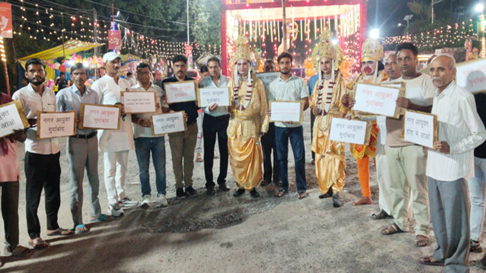 Kanpur: Ramlila actors stage a procession to protest the dilapidated road