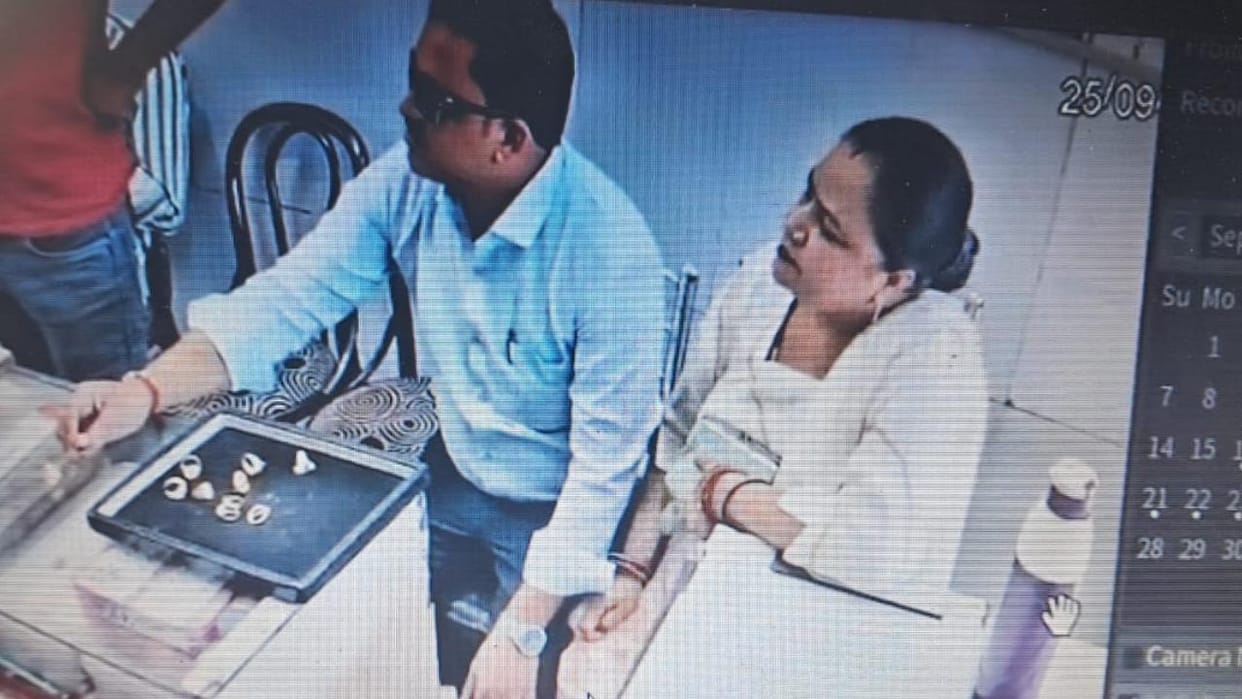 Jhansi: Saw more than a dozen rings, the young man kept talking... the woman did the job, captured on CCTV