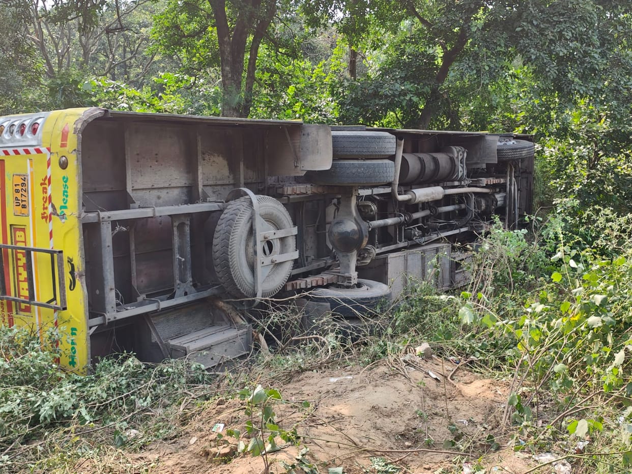 bus overturned on roadside in bulandshahr three passengers injured