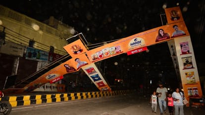 Prayagraj News: Cyclone and rain caused the gates of Durga Puja pandals to collapse, disrupting Ramlila